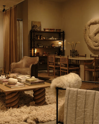 En Gold Austin store, lounge and dining corner