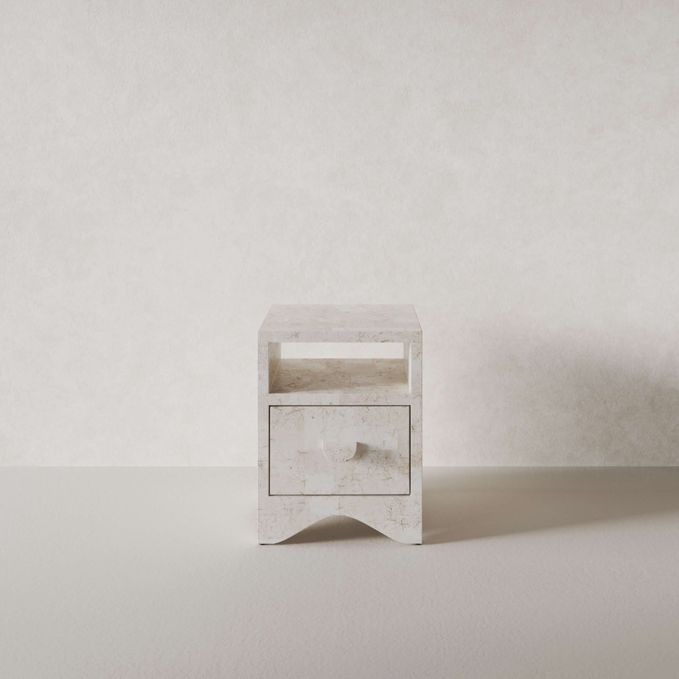 Sable Side Table, Natural White Stone | En Gold