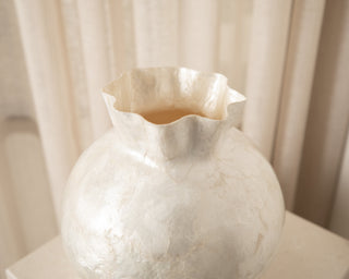 white shell round vase  