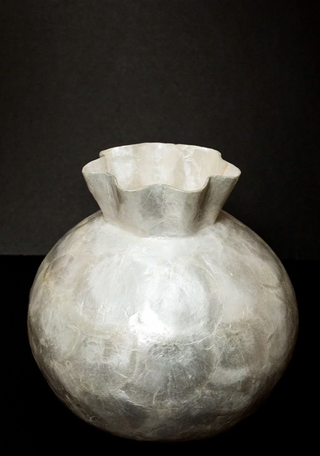 white shell round vase  